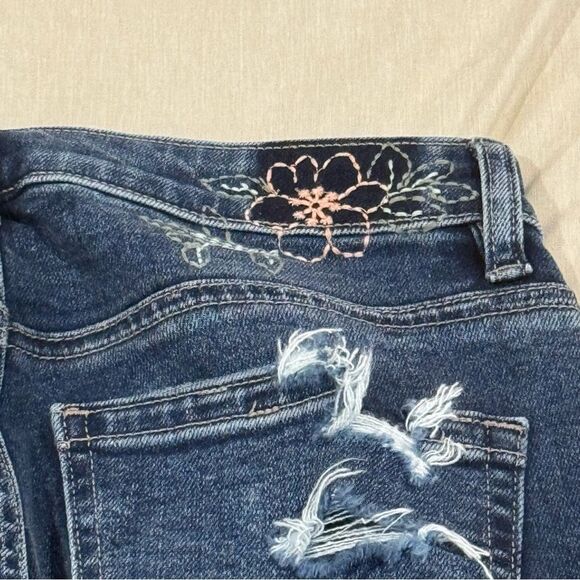 American Eagle Strigid Mom Jeans • Floral Stitch Detail • Size 000 • EUC - Picture 3 of 3